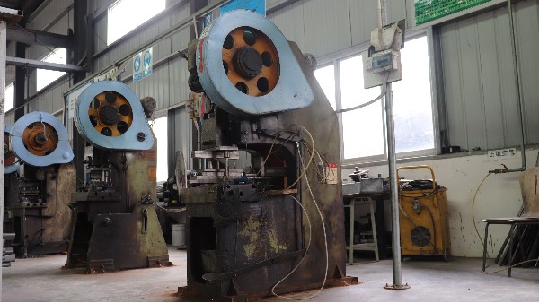 香港六宝典最新版开奖 | 今天带你近距离体验五金冲压，看看床横梁上的孔的是如何形成的