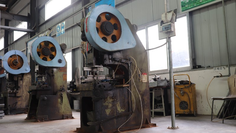 香港六宝典最新版开奖 | 公寓床爬梯边管冲孔过程实拍视频