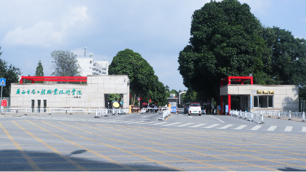 广西生态工程职业技术学院上床下桌公寓床