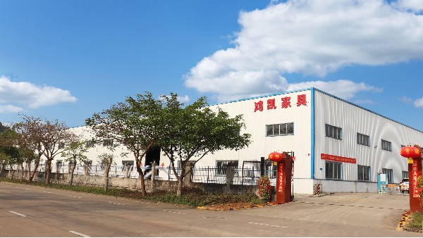 香港六宝典最新版开奖 | 今天香港六宝典最新版开奖工厂师傅在安装课桌椅