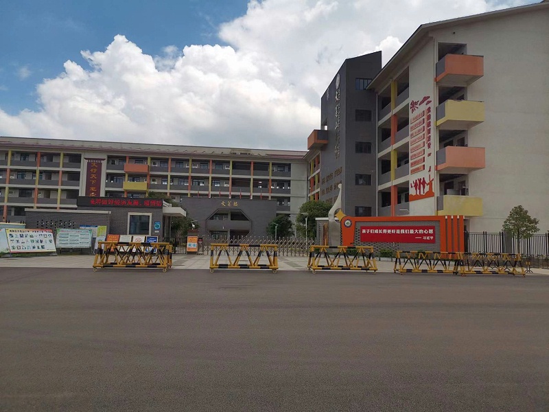 双柱升降课桌椅