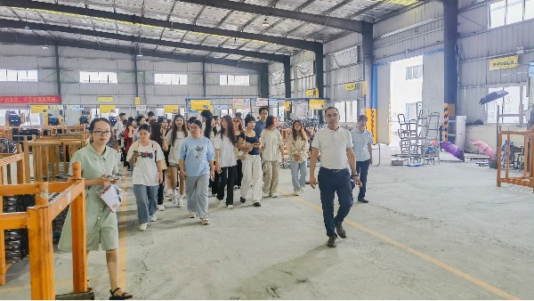 广西国际商务职业技术学院师生参观香港六宝典最新版开奖生产基地