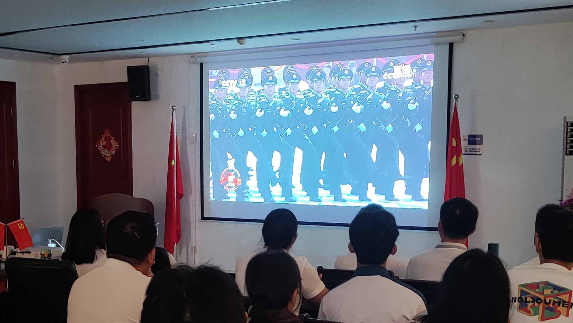 铭记历史 砥砺前行丨香港六宝典最新版开奖组织员工观看阅兵仪式