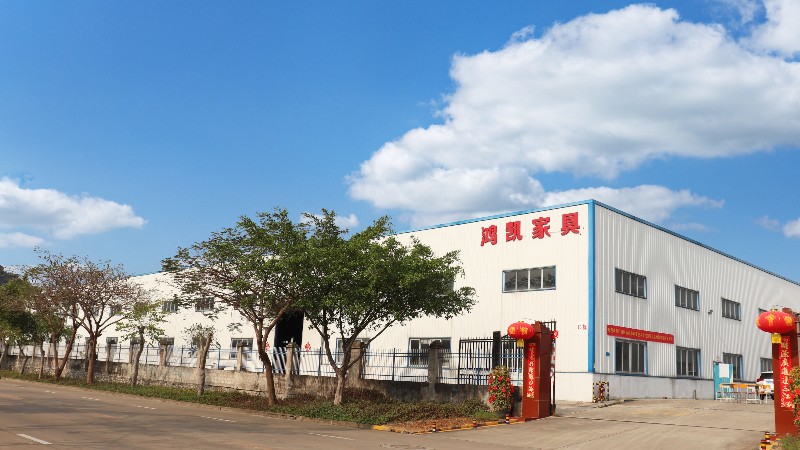 今天走进工厂，带大家看看公寓床的打磨工艺