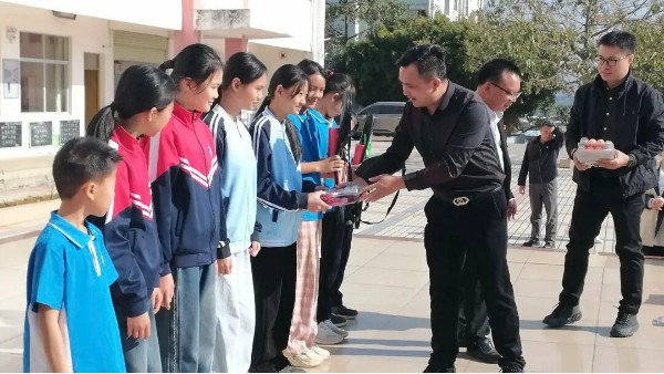 情系壮乡教育路 香港六宝典最新版开奖捐赠庆乐小学体育器材